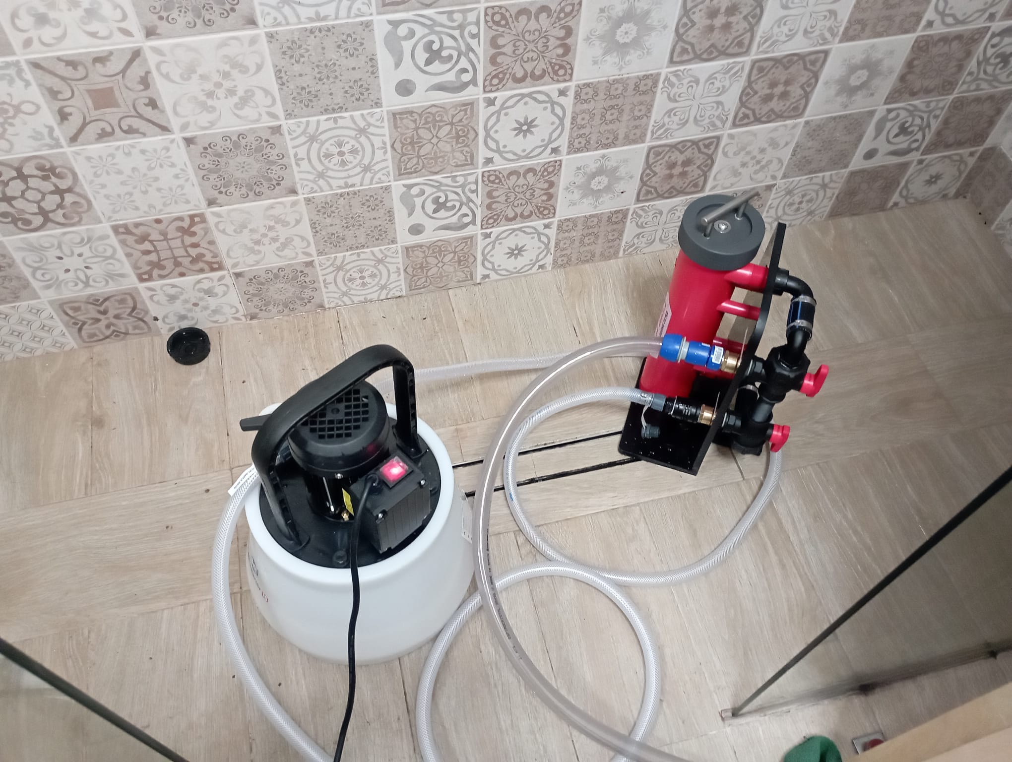 Máquina profesional de limpieza para suelo radiante y aerotermia