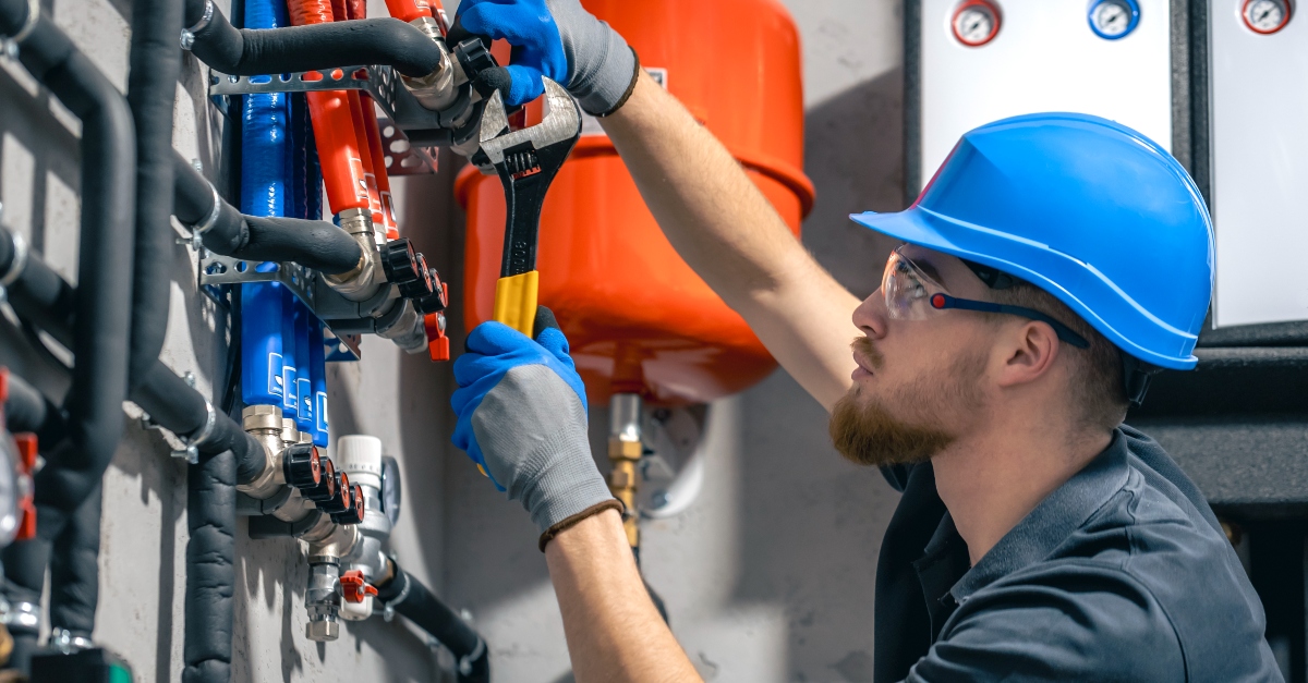 Fontanero instalando aire acondicionado